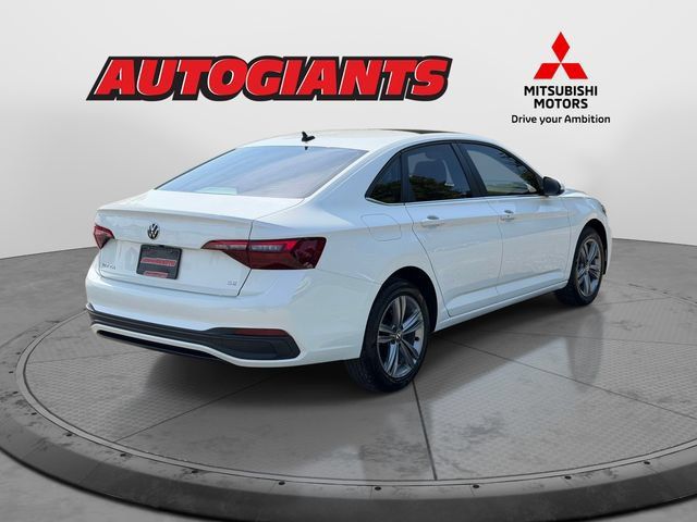 Used 2024 Volkswagen Jetta SE w/ Panoramic Sunroof Package FWD image 2