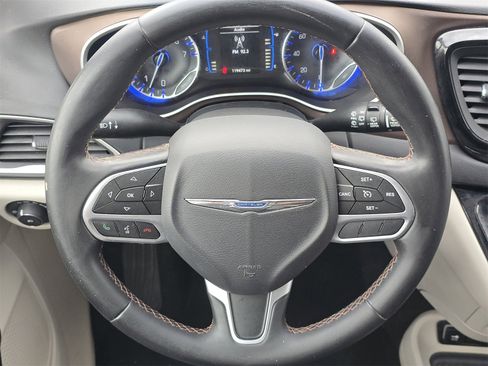 Used 2017 Chrysler Pacifica Touring-L image 22