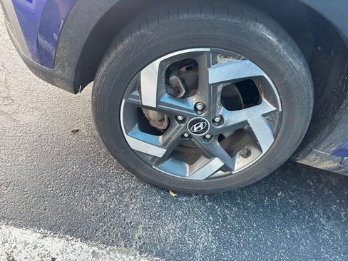Used 2023 Hyundai Venue SEL FWD image 4
