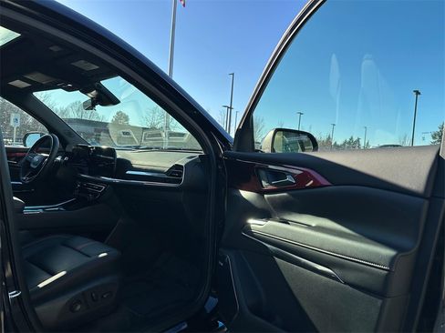 Used 2025 Chevrolet Traverse RS image 11