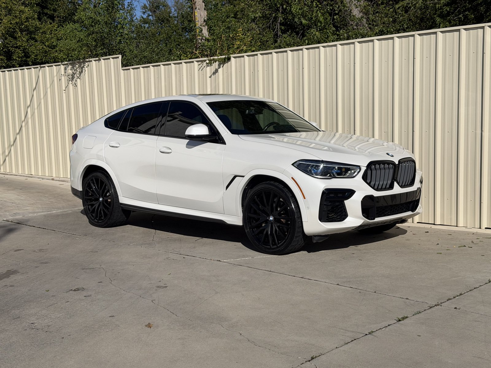 Used 2022 BMW X6 xDrive40i w/ Executive Package AWD/4WD image 3