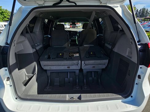 Used 2019 Toyota Sienna L w/ Carpet Mat Package FWD image 9