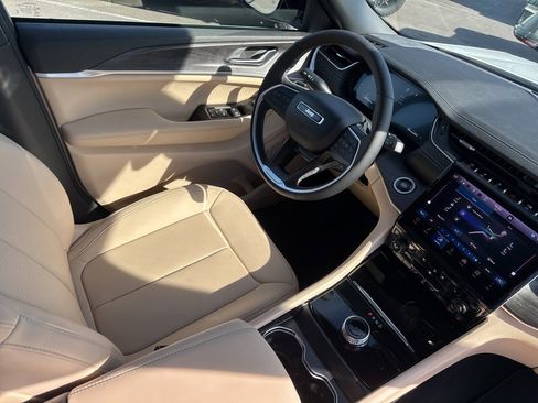 New 2025 Jeep Grand Cherokee L Limited w/ Luxury Tech Group II image 34