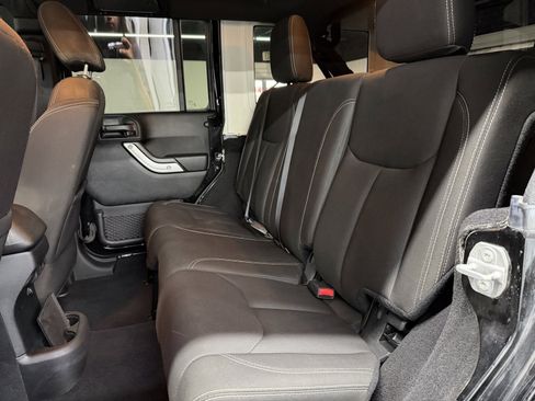 Used 2017 Jeep Wrangler Unlimited Rubicon w/ Connectivity Group image 22