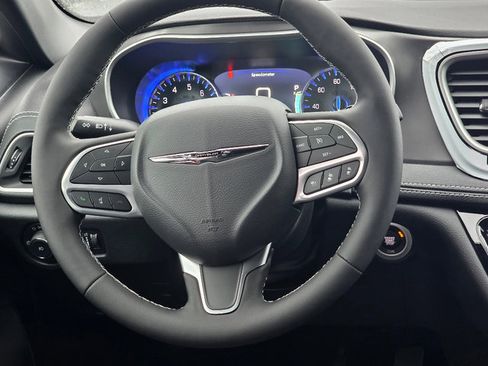 New 2026 Chrysler Pacifica Select image 14