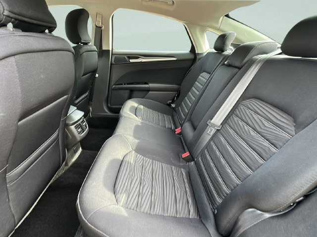 Used 2016 Ford Fusion SE FWD image 16