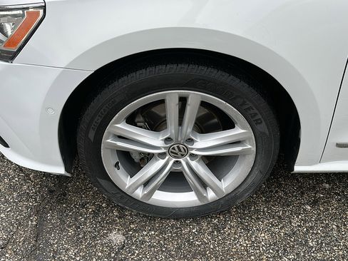 Used 2018 Volkswagen Passat 2.0T SEL Premium image 8