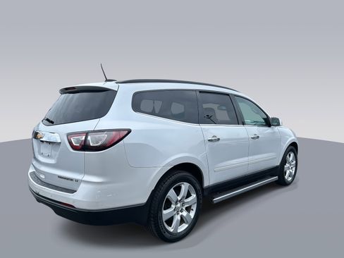 Used 2016 Chevrolet Traverse LT w/ Style and Technology Package image 3