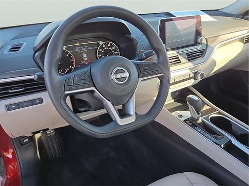 Used 2024 Nissan Altima 2.5 SV image 13