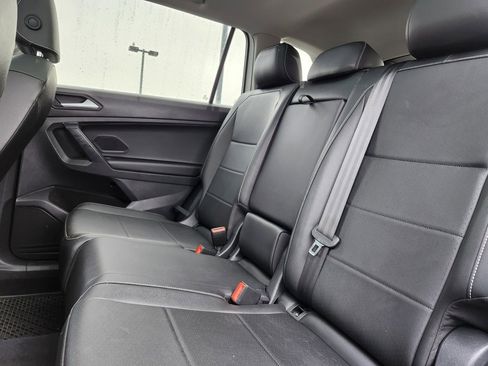 Used 2021 Volkswagen Tiguan SE w/ Panoramic Sunroof Package image 31