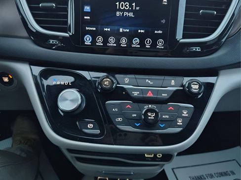 Used 2017 Chrysler Pacifica Touring-L image 21