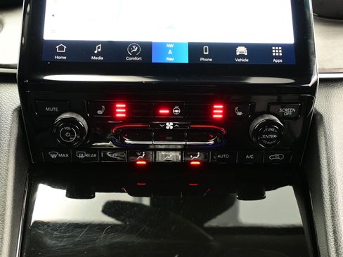 Used 2023 Jeep Grand Cherokee Limited image 21