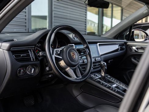 Certified 2021 Porsche Macan image 4