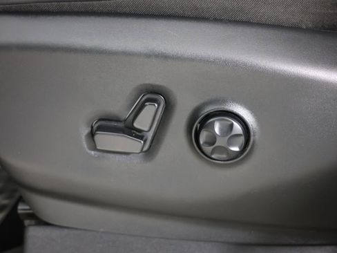 Used 2024 Chrysler Pacifica Touring-L image 23