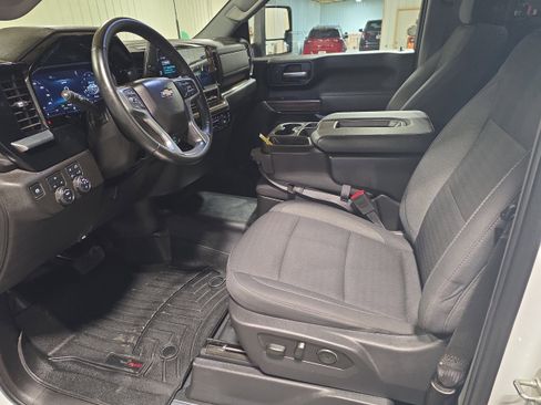 Used 2025 Chevrolet Silverado 3500 LT image 11