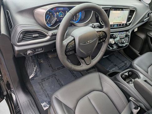 New 2026 Chrysler Pacifica Select image 3