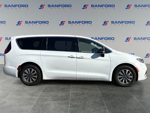 Used 2024 Chrysler Pacifica Limited FWD image 6