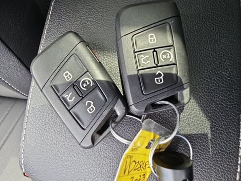 Used 2023 Volkswagen Tiguan SE w/ Panoramic Sunroof Package FWD image 35