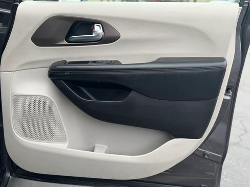 Used 2019 Chrysler Pacifica Touring-L FWD image 14