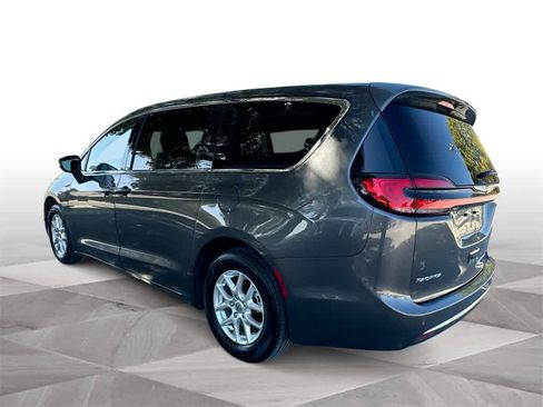 Used 2023 Chrysler Pacifica Touring-L image 6