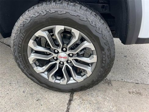 Used 2024 GMC Canyon Denali image 11