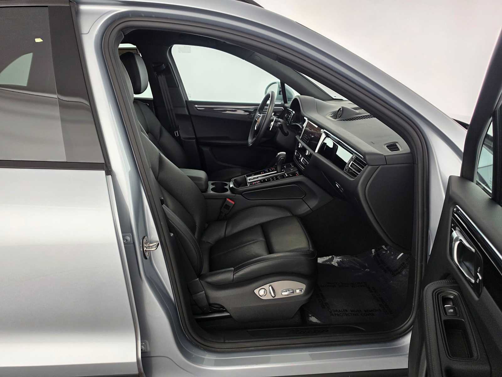 Used 2025 Porsche Macan AWD/4WD image 10