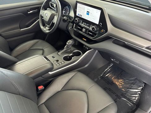Used 2024 Toyota Highlander XLE FWD image 34