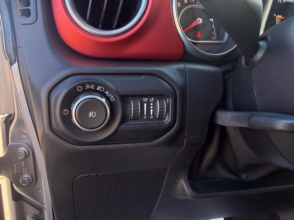 Used 2018 Jeep Wrangler Unlimited Rubicon w/ Dual Top Group AWD/4WD image 35