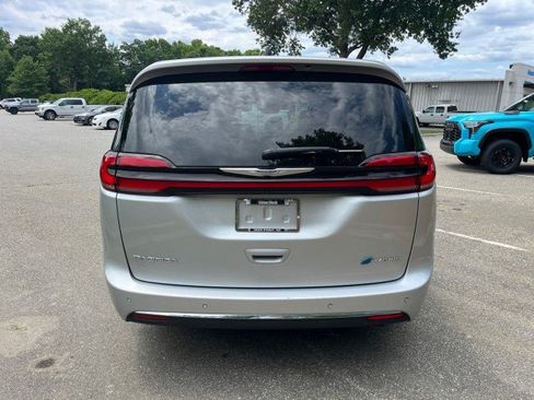 Used 2023 Chrysler Pacifica Touring-L FWD image 9
