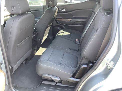 Used 2023 GMC Acadia SLE image 9