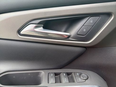 Used 2025 Chevrolet Traverse LT image 16