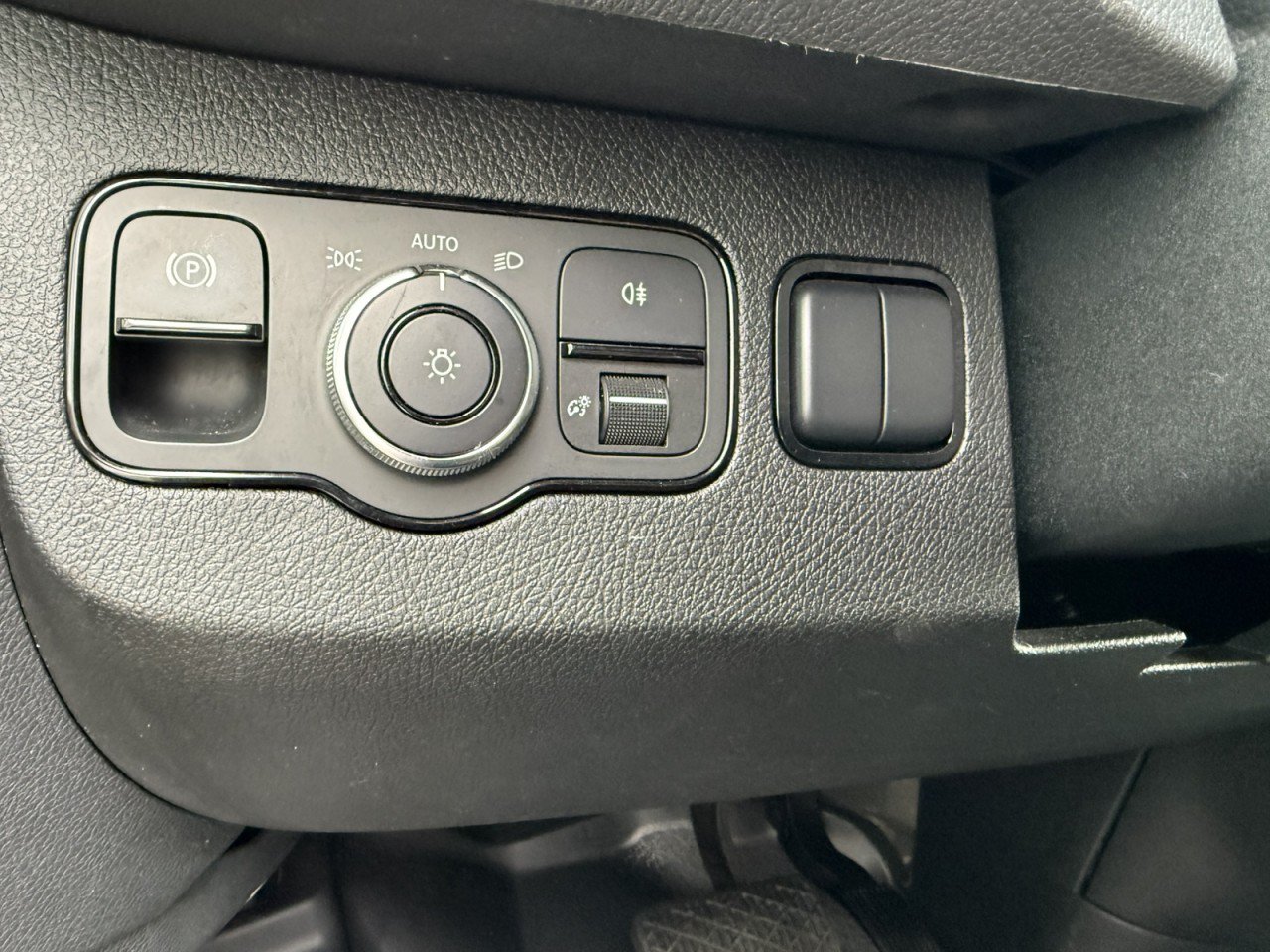 Used 2019 Mercedes-Benz Sprinter 2500 w/ Premium Plus Package image 22