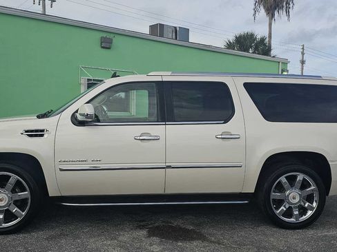 Used 2013 Cadillac Escalade ESV Luxury AWD/4WD image 2