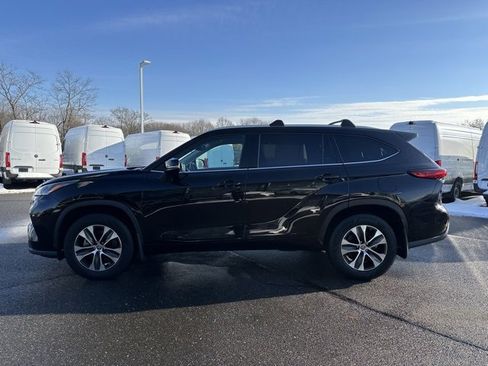 Used 2022 Toyota Highlander XLE image 4