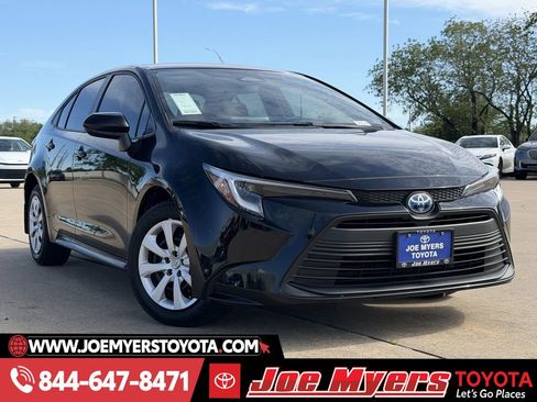 Used 2025 Toyota Corolla LE image 2