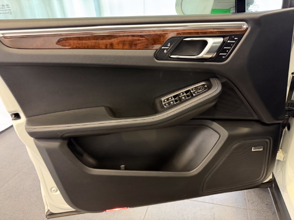 Certified 2022 Porsche Macan S AWD/4WD image 15