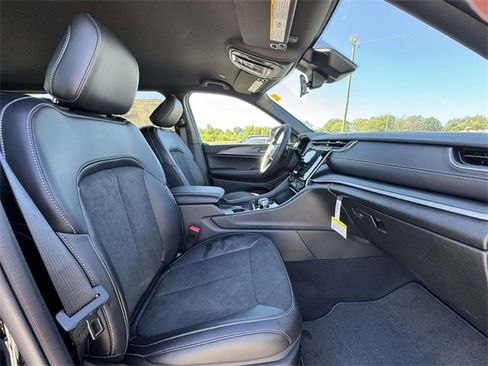 New 2025 Jeep Grand Cherokee Altitude image 14