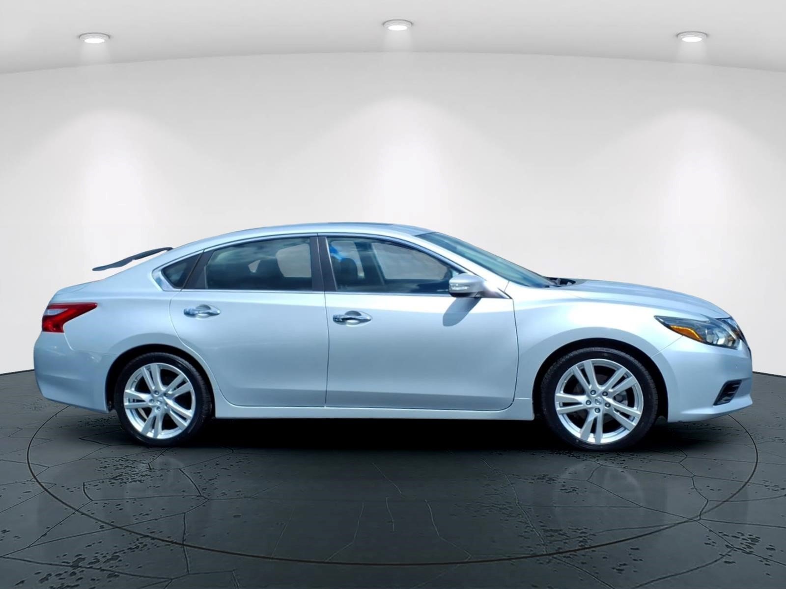 Used 2017 Nissan Altima 3.5 SL FWD image 2