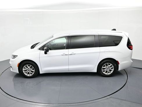 Used 2024 Chrysler Pacifica Touring-L image 17