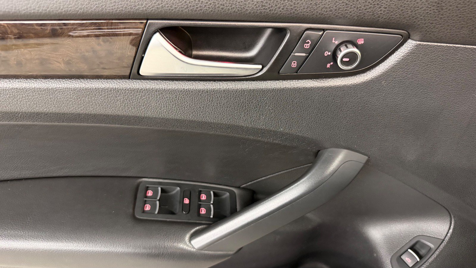 Used 2014 Volkswagen Passat 3.6 SEL Premium FWD image 23