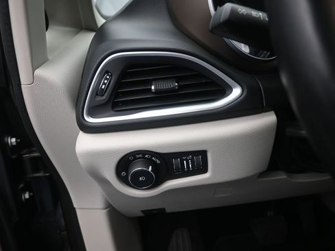 Used 2018 Chrysler Pacifica Touring-L Plus w/ Tire & Wheel Group image 33