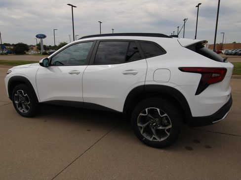 Used 2024 Chevrolet Trax LT w/ Driver Confidence Package FWD image 16