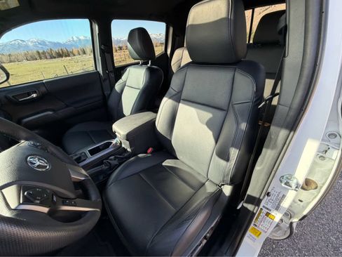 Used 2023 Toyota Tacoma TRD Off-Road w/ TRD Premium Off Road Package image 22