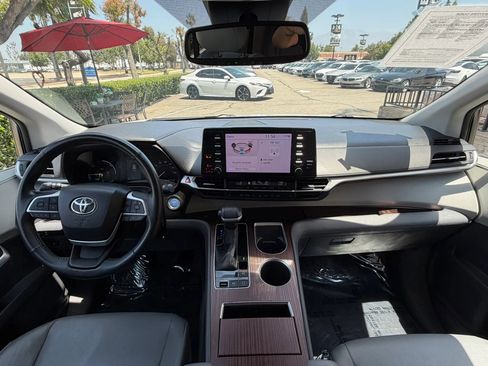 Used 2023 Toyota Sienna XLE FWD image 26