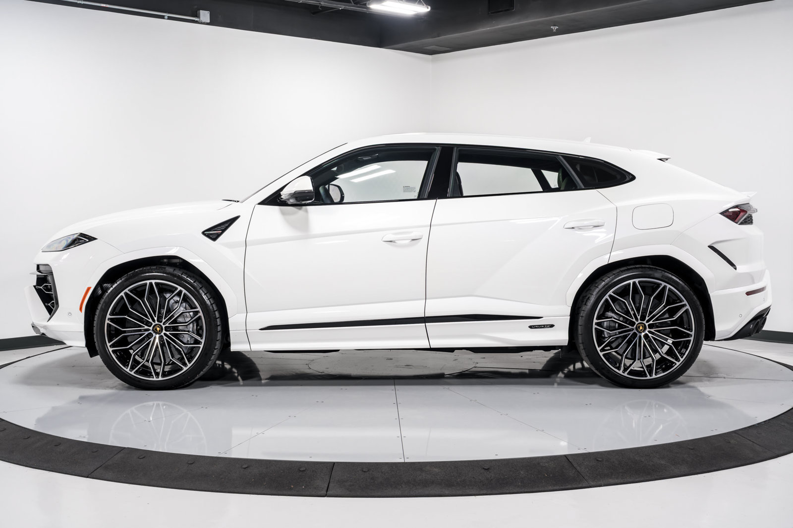 Used 2025 Lamborghini Urus SE AWD/4WD image 6