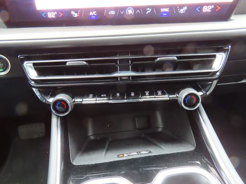 Used 2025 Chevrolet Traverse LT image 29