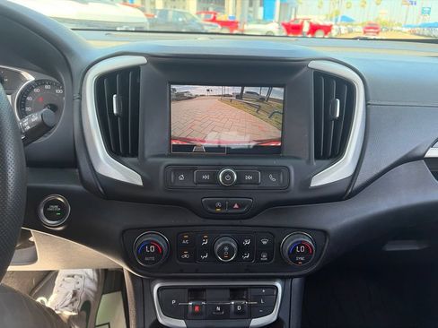 Used 2024 GMC Terrain SLE w/ Driver Convenience Package FWD image 12