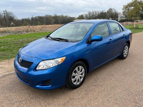 Used 2010 Toyota Corolla LE image 1