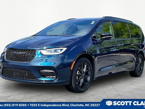 Used 2025 Chrysler Pacifica Limited FWD image 3