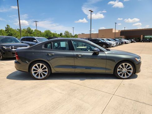 Used 2021 Volvo S60 T5 Momentum w/ Premium Package FWD image 6